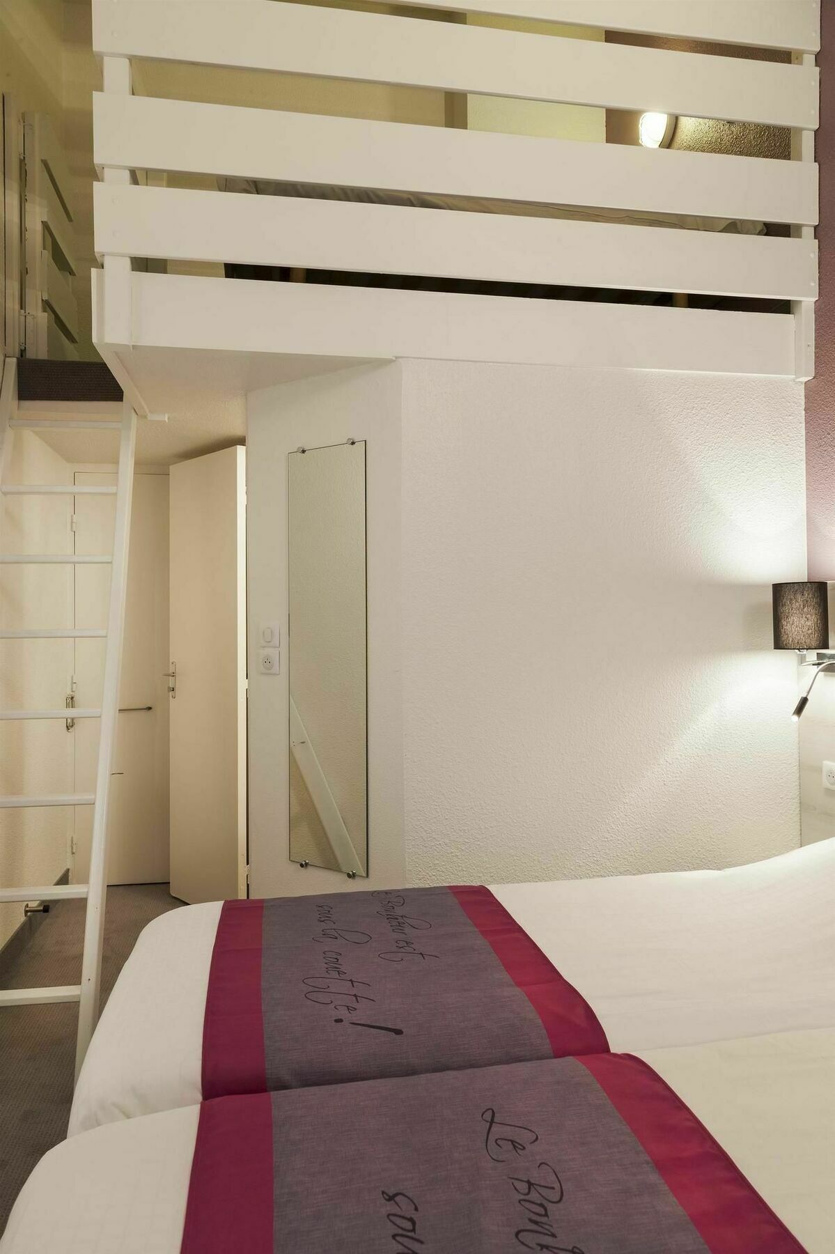 Kyriad Lille Est - Villeneuve D'Ascq Exteriör bild